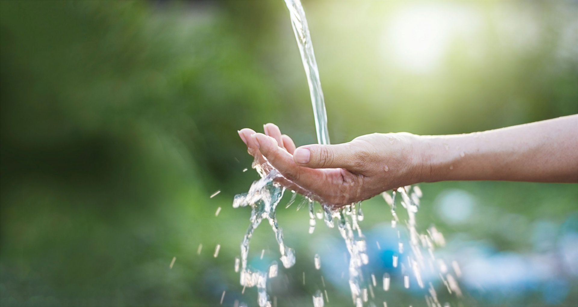 Hand unter Wasserstrahl
